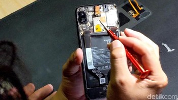 Komponen ini yang membuat kamera depan stabil di posisinya. Foto: Adi Fida Rahman/detikINET