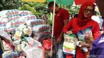 Warga Tumpah Ruah di Pasar Murah Penjaringan