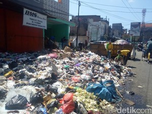 Jalan ke TPS Rusak, DLH Garut Kesulitan Buang Sampah