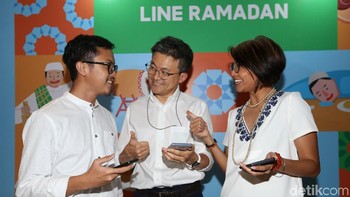 Managing Director Line Indonesia Dale Kim (tengah) berbincang dengan Marketing Lead Ina Nurulita (kanan) dan Product Manager Fauzan Helmi di sela-sela sosialisasi program Ramadan Line yaitu Saatnya Jurus Lebih Teladan #SaatnyaJulit, di Jakarta, Jumat (10/5/2019).
