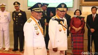 Abdul Gani Kasuba dan Al Yasin terlihat sangat semringah.