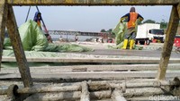 Relokasi Gerbang Tol (GT) Cikarang Utama ke GT Cikampek Utama terus dikebut pengerjaanya, Jawa Barat, Jumat (10/5/2019).