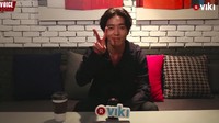 Aktor berusia 36 tahun itu juga penikmat kopi. Dalam sesi wawancara dengan Viki, ia memilih segelas kopi hangat sebagai asupan kafeinnya. Foto: Istimewa