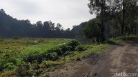 Resort Ranupani pun masih tutup di waktu pagi saat saya berkeliling desa itu. Resort Ranupani adalah tempat segala perizinan pendakian bermula (Masaul/detikcom)
