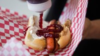 Selai bluberry punya rasa yang sedikit asam dan legit manis. Ternyata selain cocok untuk jadi selai roti, juga enak jadi saus hot dog hangat. Foto: Istimewa