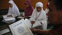 Tak cuma mengisi waktu dengan bertadarus Alquran, mereka pun juga belajar dan ujian sekolah, hingga berlatih rebana di bulan suci Ramadhan. Antara Foto/Maulana Surya.