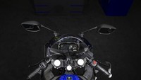 Tak ada yang berubah selain tampilan. Yamaha R125 masih menggendong mesin 124,7 cc berpendingin cairan empat katup SOHC dengan sentuhan teknologi variable valve actuation (VVA). Mesin itu mampu menyemburkan tenaga hingga 14,7 daya kuda pada 9.000 rpm dengan torsi maksimal 11,5 Nm pada 8.000 rpm. Foto: Yamaha Eropa