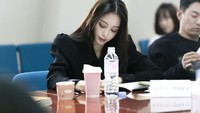 Segelas kopi hangat juga menemani pemain Birth of a Beauty itu saat membaca naskah serial  Big Issue. Tentunya saat itu ia bersama lawan mainnya Joo Jin Mo. Foto: Instagram han_ye_seul_