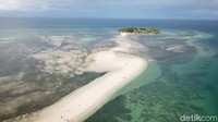 Hamparan pasir sepanjang 1 Km akan terlihat jika air laut surut. Waktu yang tepat datang ke sini adalah saat menjelang sore. (Wisnu/detikcom)