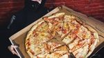 Suka Pizza, Begini Gaya Alan Walker Saat Sedang Kulineran