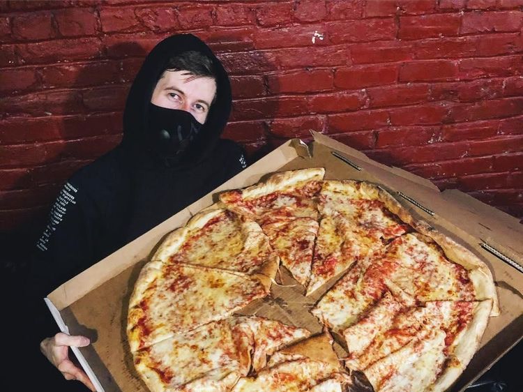 Suka Pizza, Begini Gaya Alan Walker Saat Sedang Kulineran