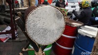 Selain membuat bedug untuk dijual langsung kepada pembeli, para perajin ini pun juga menerima pesanan untuk membuat bedug berdasarkan keinginan para pelanggannya lho.