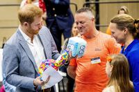 Baru Punya Anak, Pangeran Harry Bangga Pakai Baju 'I Am Daddy'