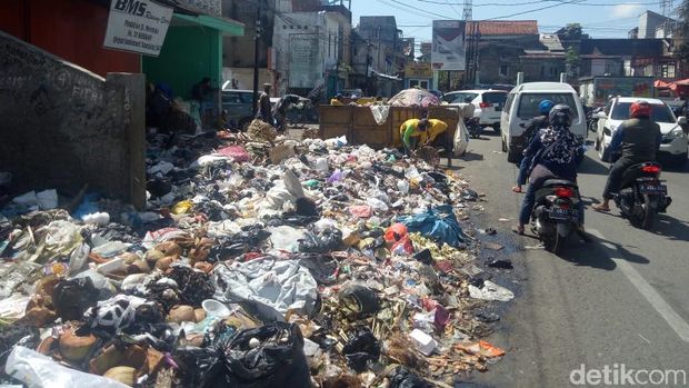 Jalan ke TPS Rusak, DLH Garut Kesulitan Buang Sampah