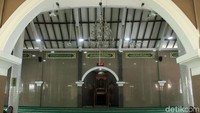 Seperti ini penampakan bagian dalam Masjid Jami Al-Makmur di Cikini, Jakarta.