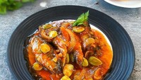 Suka ikan? Sarden bisa jadi pilihan praktis dan enak. Saat membuatnya, cukup tumis irisan bawang putih, bawang merah dan cabai kemudian campurkan sarden. Makan dengan nasi putih. Foto: Instagram@marthalytaridwan