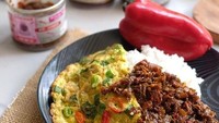 Bosan dengan telur dadar biasa? Bagiamana kalau bikin telur geprek. Telur yang dibalut dengan adonan tepung renyah enak dibalur sambal. Pedasnya mantap! Foto: Instagram@thenlingling