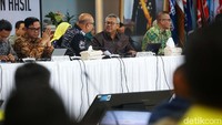 KPU memulai rapat pleno terbuka rekapitulasi hasil penghitungan perolehan suara pilpres, parpol, serta calon anggota DPR dan DPD, juga penetapan hasil pemilu secara nasional. Rapat ini akan digelar hingga 22 Mei mendatang untuk menetapkan hasil akhir.