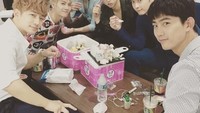 Menemani member boyband 2PM, Jackson terlihat akrab sambil menikmati ice cream cake dengan kopi dan beberapa minuman bersoda. Foto: Instagram @jacksonwang852g7