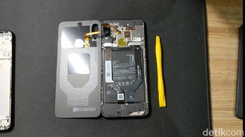 Ketika bodi Redmi Note 7 sudah dibuka. Foto: Adi Fida Rahman/detikINET