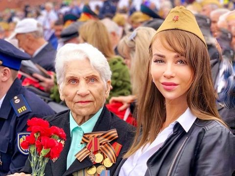 Selebgram Elena Iosifova bersam neneknya hadir di parade Hari Kemenangan Rusia 