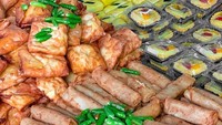 Jajaran gorengan ini sangat menggoda. Apalagi di jam-jam mendekati buka puasa. Wah, warna cokelat dengan paduan cabai rawit terlihat mantap. Foto: Instagram@kulinerjogja