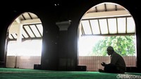 Di masa lalu, Masjid Jami Al-Makmur juga menjadi tempat berkumpulnya para tokoh nasional dan para alim ulama setempat.