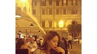 Berkunjung ke Roma, Italia, Ye Seul manjakan selera dengan menyantap seporsi beefsteak. Segelas wine jadi pendamping beefsteak pilihannya. Foto: Instagram han_ye_seul_
