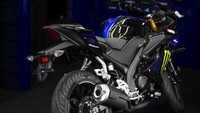 Nah kalau R125 di Eropa sudah mendapat livery MotoGP, harusnya sih R15 di Indonesia juga mendapat sentuhan grafis yang sama. Sayangnya Yamaha Indonesia belum menjualnya, Yamaha R15 versi MotoGP yang tertera di website Yamaha masih pakai livery Movistar. Foto: Yamaha Eropa
