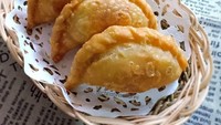 Bentuknya hampir mirip dengan panada, hanya saja pastel memiliki tekstur kulit yang renyah. Isiannya berupa sayuran, daging dan telur rebus. Enak dicocol bumbu kacang atau rawit. Foto: Instagram@christinsetiorini