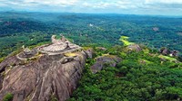 Lokasi Jatayu ini berada di atas bukit setinggi 350 meter. Untuk ukuran, patung ini tingginya 21 meter, lebarnya 60 meter dan rentang sayapnya 45 meter. (jatayuearthscenter.com)