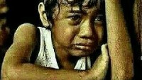 Huhuhuhu sedih banget ekspresi adik ini saat mau minum es teh. Jangan-jangan kamu juga gini kalau ngidam es teh pas puasa, hayooo... Foto: Istimewa