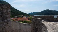Traveler pun bisa jalan-jalan di tembok besar ini. Setiap tahun, digelar lomba lari marathon yang seru di sini. (iStock)