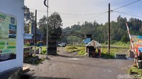 Gerbang pendakian ke Gunung Semeru masih belum dibuka, Desa Ranupani sepi dan sejuk. Hanya ada warga lokal yang hilir mudik, berjalan dari sawahnya atau sedang ke ladang (Masaul/detikcom)