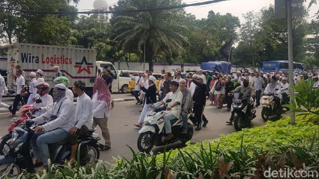  Massa yang akan berdemo sudah berkumpul di Masjid Istiqlal, Jakarta Pusat untuk long march menuju Bawaslu, Jumat (10/5/2019)