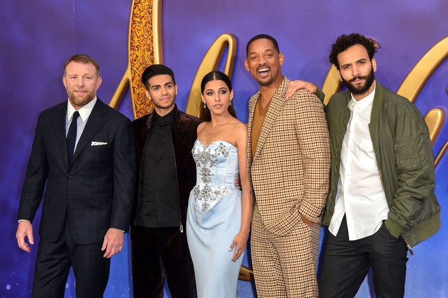 Para pemeran berfoto dengan Guy Ritchie, sutradara film Aladdin. Mantan suami Madonna itu tampak gagah dalam balutan setelan hitam. Foto: Getty Images