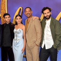 Para pemeran berfoto dengan Guy Ritchie, sutradara film Aladdin. Mantan suami Madonna itu tampak gagah dalam balutan setelan hitam. Foto: Getty Images