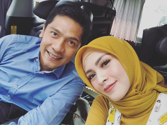 Melalui akun Youtube-nya, Donita bercerita bahwa ia pernah diajak untuk berhijab oleh temannya beberapa waktu lalu. Tapi, ia sempat mangkir. Foto: Instagram/donitahubiy
