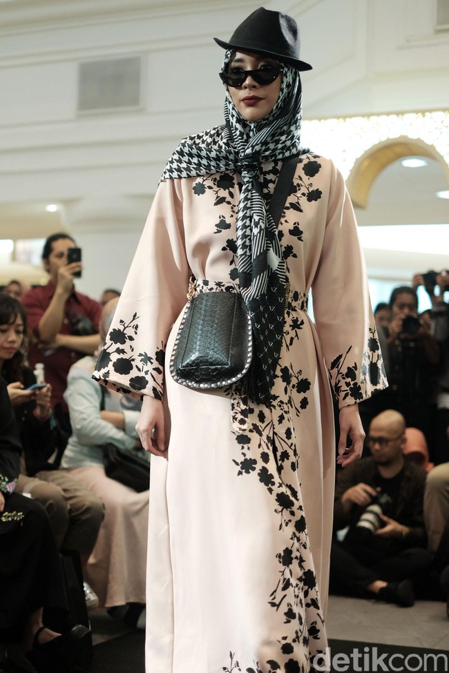 Jika ingin tampil lebih bold tapi tetap syar’i, koleksi Lebaran Vivi Zubedi jadi solusi. Ramadan ini, Vivi meluncurkan koleksi abaya dan dress yang lebih berwarna dengan detail belt yang dinamis. Koleksi ini cocok untukmu yang suka bergaya tumpuk. Foto: Silmia Putri/Wolipop