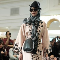 Jika ingin tampil lebih bold tapi tetap syar’i, koleksi Lebaran Vivi Zubedi jadi solusi. Ramadan ini, Vivi meluncurkan koleksi abaya dan dress yang lebih berwarna dengan detail belt yang dinamis. Koleksi ini cocok untukmu yang suka bergaya tumpuk. Foto: Silmia Putri/Wolipop