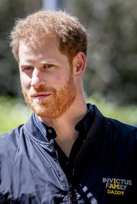 Baru Punya Anak, Pangeran Harry Bangga Pakai Baju 'I Am Daddy'