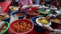 Relawan mempersiapkan menu takjil.