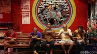 Warga makan di area wihara.