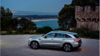 Selain menggendong mobil listrik ini juga menawarkan berbagai fitur menarik. Seperti MBUX Interior Assistant, Diving Assistance Package, Parking Package, 360 dgree camera, electric sliidng roof, memory seats, Energizing Comfort, wireless charging untuk mobile phone. Foto: dok. Mercedes-Benz