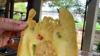 Kata netizen, inilah mendoan halusinasi. Ukuran tepungnya sangat jauh lebih banyak ketimbang tempe yang super mungil di bagian tengah. Sedih ya?