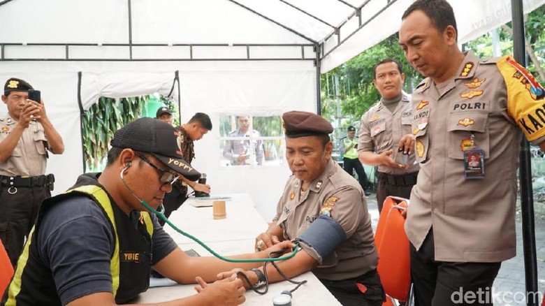 Kapolrestabes Surabaya Cek Kesehatan Anggota Pengaman Rekap Suara Kapolrestabes Surabaya Cek Kesehatan Anggota Pengaman Rekap Suara