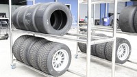 Team Principal T2 Motorsport Irmawan Poedjoadi menyebut ada peraturan baru dari organizer yang memperbolehkan mereka memiliki 4 set ban saja, sedangkan saat di Sepang, mereka diperbolehkan memiliki 5 set ban yang dipergunakan untuk 2 sesi free practice, 2 sesi qualifying, race 1 dan race 2. Istimewa/Dok. T2 Motorsports.