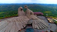 Inilah patung Jatayu Earth Centre. Patung ini disebut-sebut sebagai patung burung terbesar di dunia. Lokasinya di Kerala, India. (Kerala Tourism)