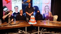 Di ulang tahun PUBG, Alan Walker terlihat berfoto dengan cake besar berwarna biru dan oranye. Foto: Instagram@alanwalkermusic