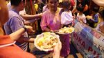 Nikmat! Warga Tionghoa Sebar Takjil Gratis